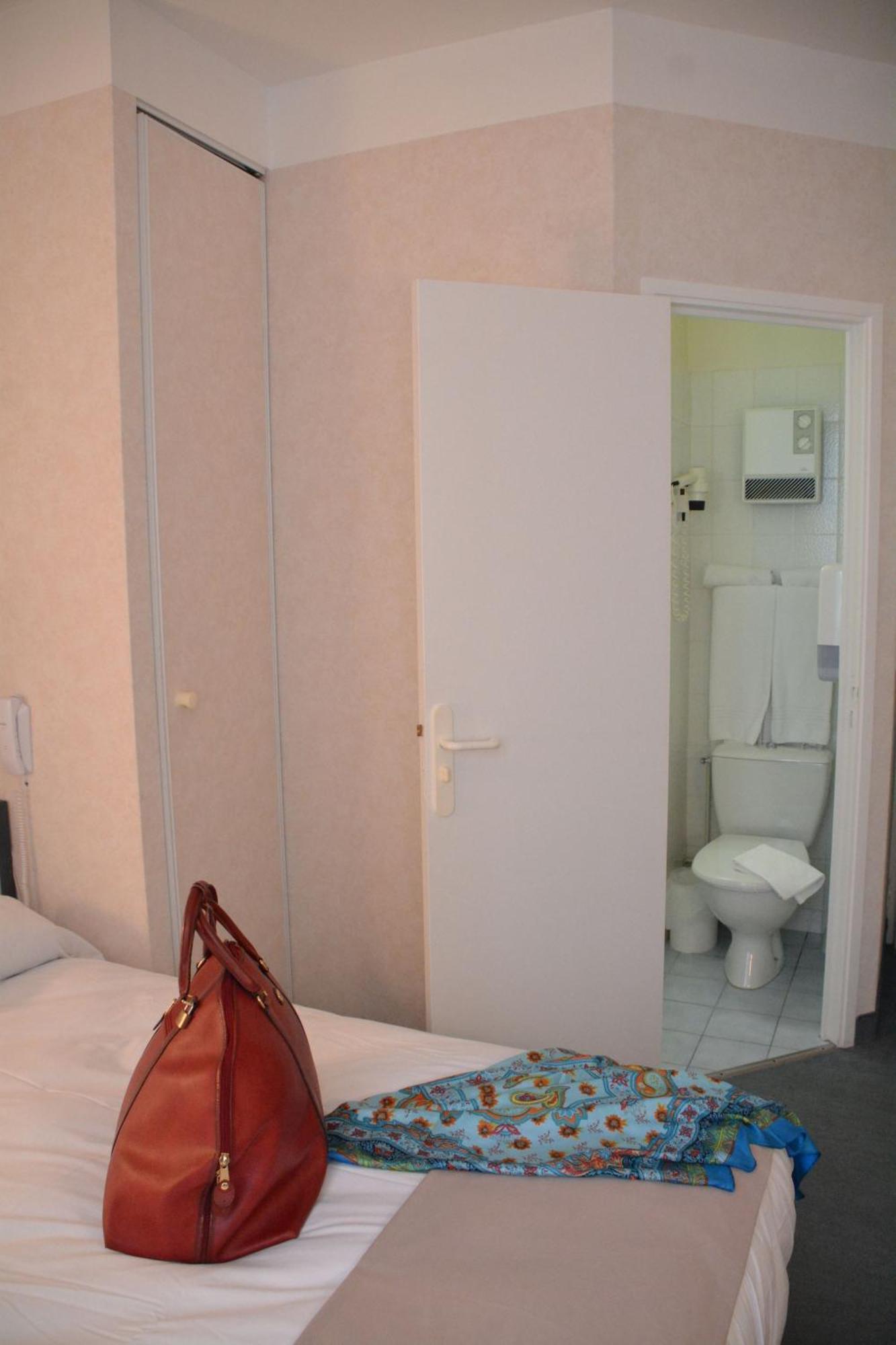 Logis Hotel Restaurant De France Saint-Geniez-dʼOlt Zimmer foto