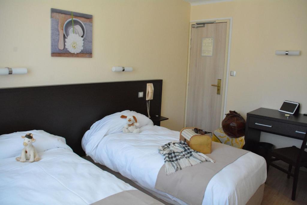 Logis Hotel Restaurant De France Saint-Geniez-dʼOlt Zimmer foto